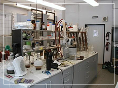 チェコ化学メーカーKatchem社の研究開発ラボ内部。ボロン化合物および機能性化学品の合成・精製・評価を行う研究設備